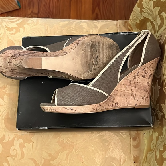 And Taylor wedges one once beige and taupe color small (dry rot) - Picture 6 of 9